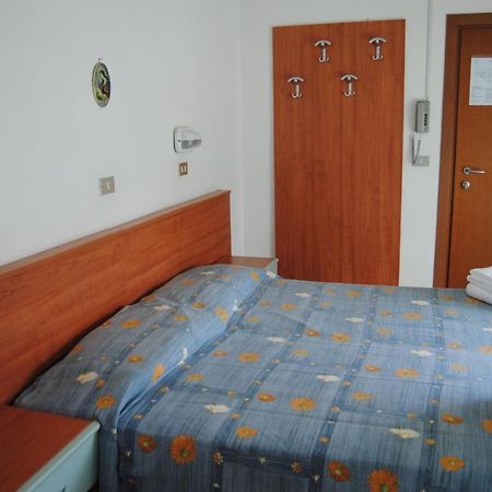 Hotel Trevi Cesenatico Cameră foto