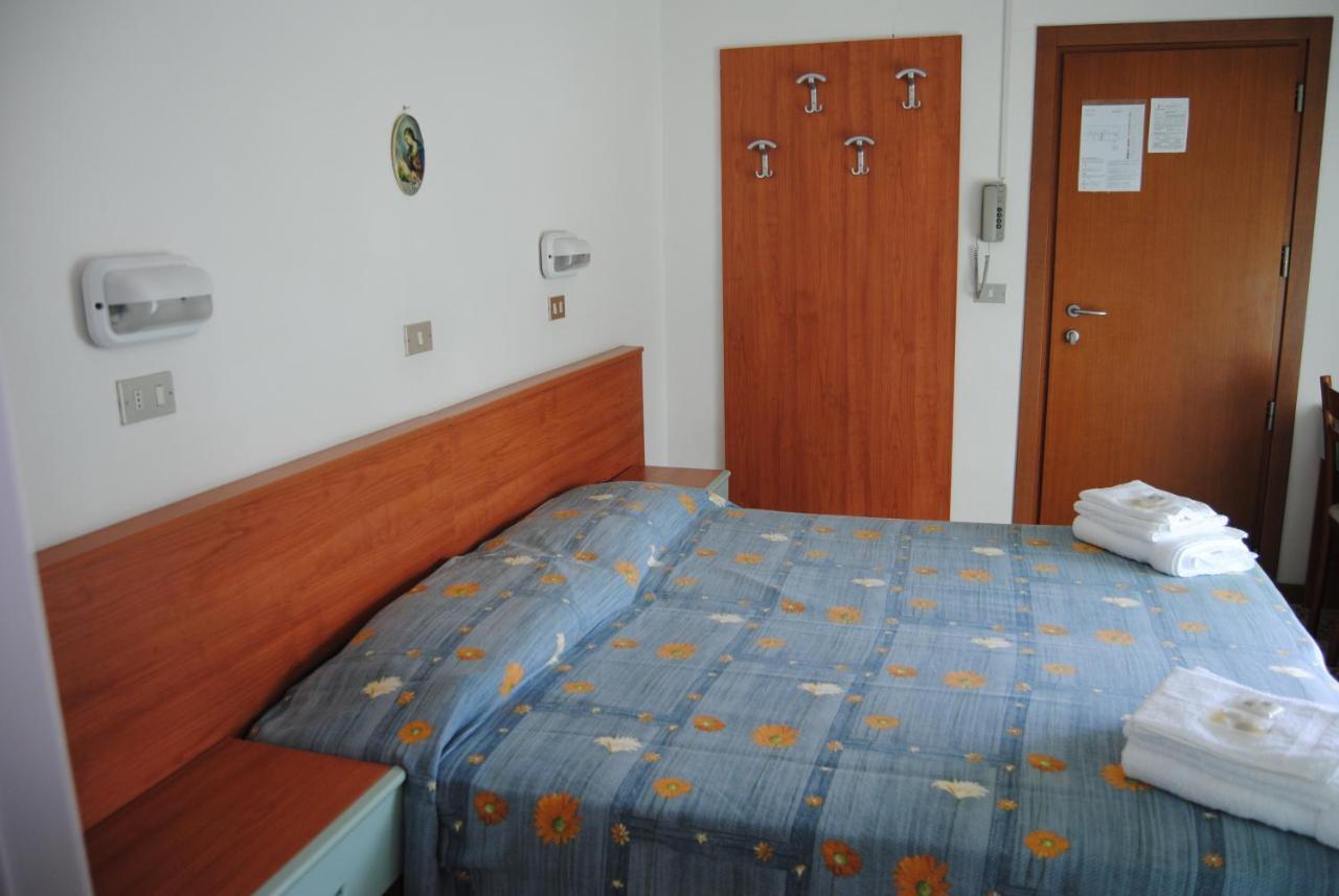 Hotel Trevi Cesenatico Cameră foto